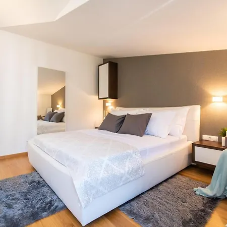 アパート Belmat トロギール